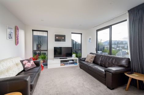 Photo of property in 17 Mount Creighton Crescent, Wanaka, 9305