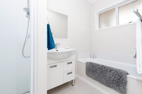 Photo of property in 2/24 Highland Park Drive, Highland Park, Auckland, 2010