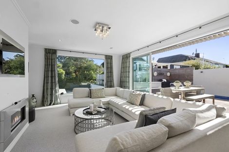 Photo of property in 10 Pendarves Street, New Plymouth, 4310