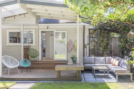 Photo of property in 318 Queens Drive, Lyall Bay, Wellington, 6022