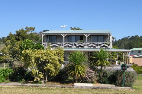 Photo of property in 51 Marine Parade, Cooks Beach, Whitianga, 3591