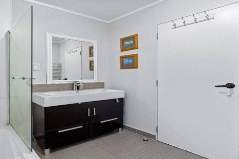 Photo of property in 2/27 Mallard Place, Unsworth Heights, Auckland, 0632