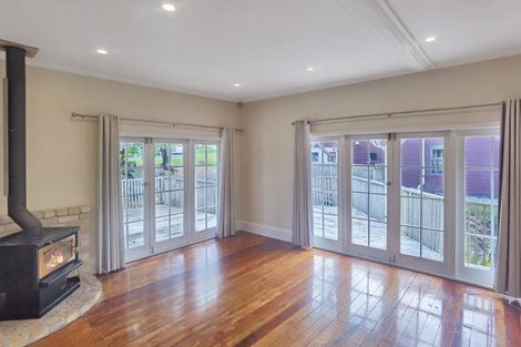 Photo of property in 2 Seaview Avenue, Northcote, Auckland, 0627