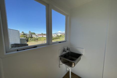 Photo of property in 8 Kelvin Place, Westown, New Plymouth, 4310
