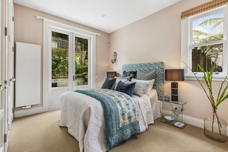 Photo of property in 19 Lower North Terrace, Kelburn, Wellington, 6012