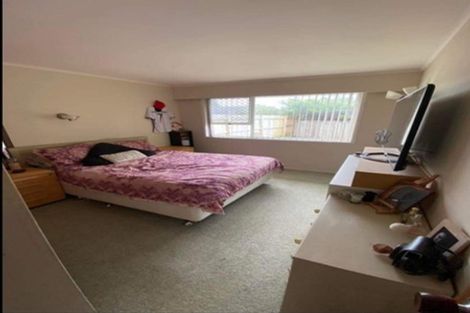 Photo of property in 1/86 Lincoln Park Avenue, Massey, Auckland, 0614