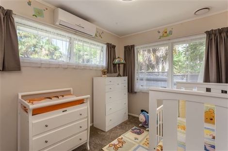 Photo of property in 15 Cajero Place, Green Bay, Auckland, 0604