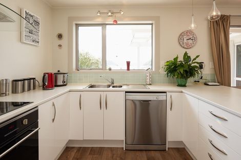 Photo of property in 23 Broadway, Picton, 7220