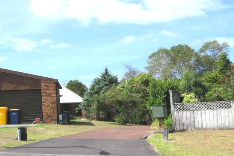 Photo of property in 2/19 Ronald Macken Place, Windsor Park, Auckland, 0632