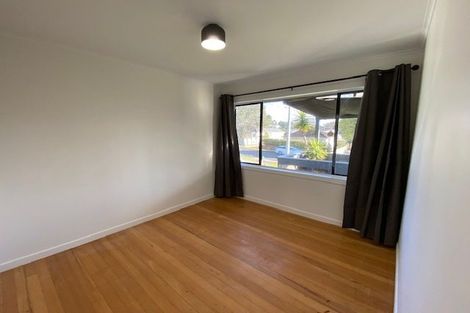 Photo of property in 37 Fairclough Road, Beach Haven, Auckland, 0626