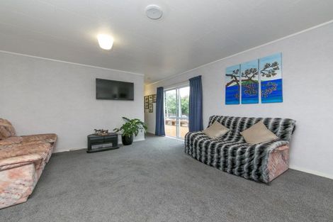 Photo of property in 102 Boord Crescent, Kumeu, 0891