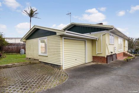 Photo of property in 3 Marlene Avenue, Te Atatu South, Auckland, 0610