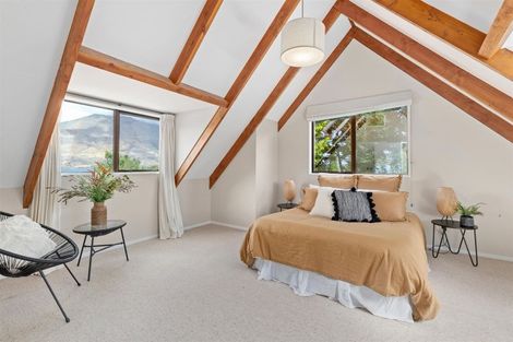 Photo of property in 9 Larch Court, Kelvin Heights, Queenstown, 9300