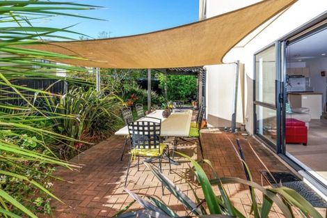 Photo of property in 11 Bunker Rise, Golflands, Auckland, 2013