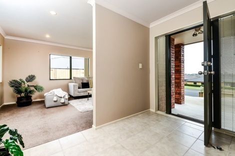 Photo of property in 90 Farnborough Drive, Grandview Heights, Hamilton, 3200