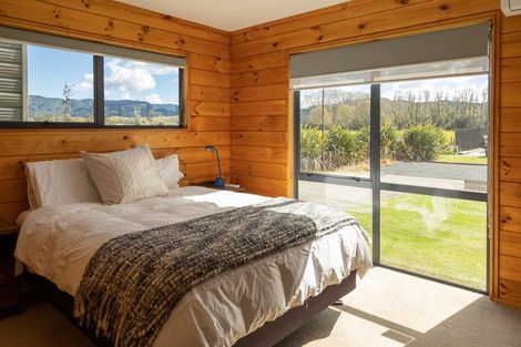 Photo of property in 28 Surf Street, Whitianga, 3510