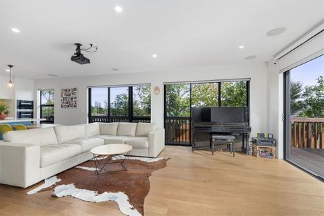 Photo of property in 2/8 Dallinghoe Crescent, Milford, Auckland, 0620