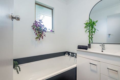 Photo of property in 124 Benmore Avenue, Cloverlea, Palmerston North, 4412