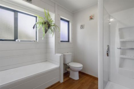 Photo of property in 6 Tasman Avenue, Henderson Valley, Auckland, 0614