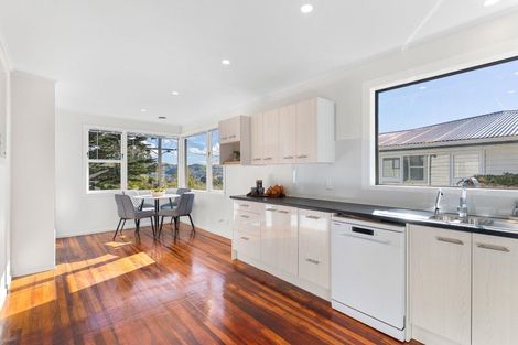 Photo of property in 11 Lomond Street, Newlands, Wellington, 6037