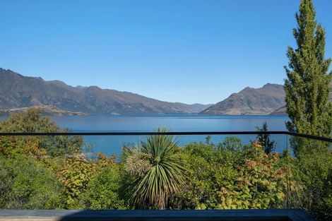 Photo of property in 66 Cedar Drive, Kelvin Heights, Queenstown, 9300