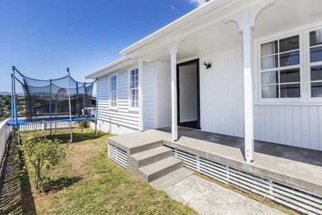 Photo of property in 90 Akaroa Drive, Maupuia, Wellington, 6022
