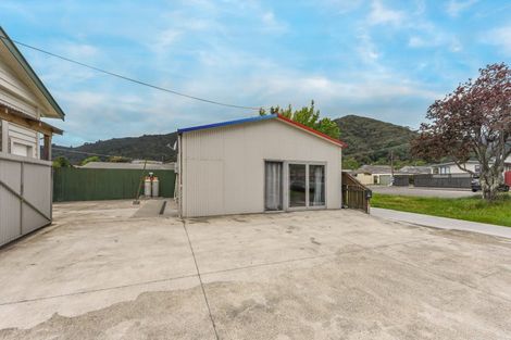 Photo of property in 61 Broadway, Picton, 7220