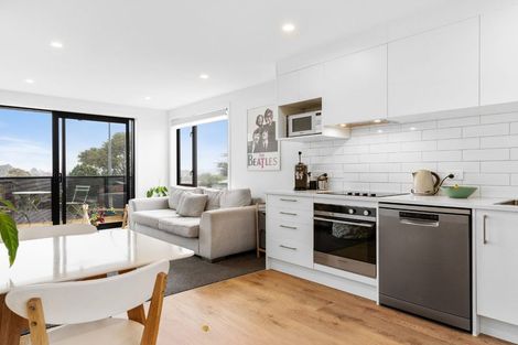 Photo of property in 1/1 Fruitvale Road, New Lynn, Auckland, 0600