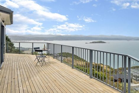 Photo of property in 18 Bennett Grove, Newlands, Wellington, 6037