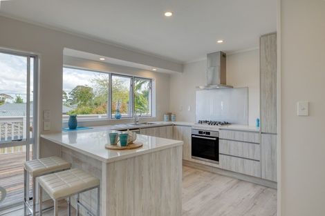 Photo of property in 10 Van Dyke Place, West Harbour, Auckland, 0618