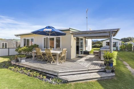 Photo of property in 215 Ocean Road, Whangamata, 3620