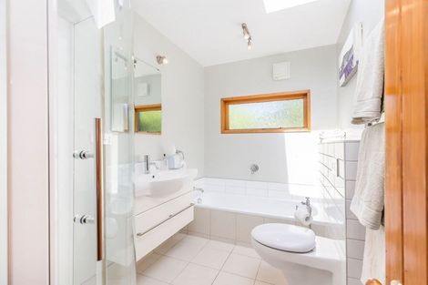 Photo of property in 5 Newnham Court, Tawa, Wellington, 5028