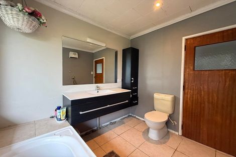 Photo of property in 4 Peach Tree Grove, Maungaraki, Lower Hutt, 5010