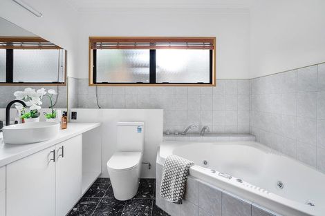 Photo of property in 1 Harrowfield Drive, Harrowfield, Hamilton, 3210