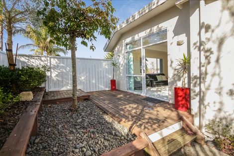 Photo of property in 5 Oystergrove Road, West Harbour, Auckland, 0618