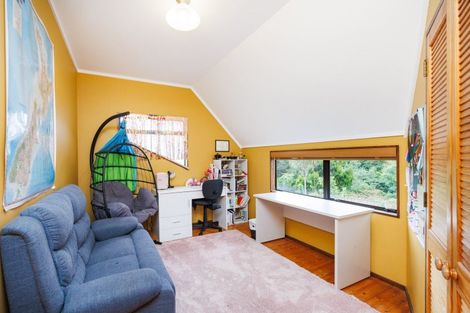 Photo of property in 11 Hillgrove Place, Fitzherbert, Palmerston North, 4410
