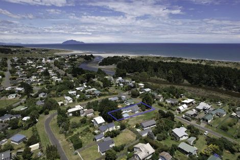 Photo of property in 17 Drake Street, Waikawa Beach, Manakau, 5573