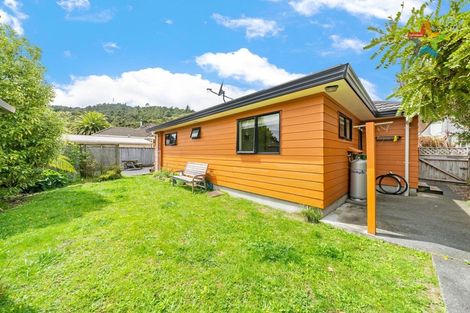 Photo of property in 5 Maru Street, Stokes Valley, Lower Hutt, 5019