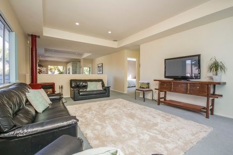 Photo of property in 5 Oystergrove Road, West Harbour, Auckland, 0618