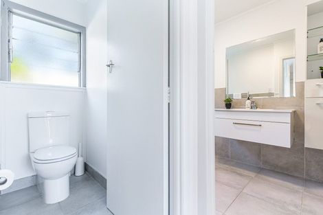 Photo of property in 2/7 Onepoto Road, Hauraki, Auckland, 0622