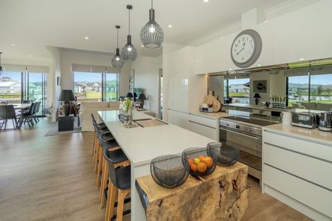 Photo of property in 35 Awatea Drive, Whitianga, 3510