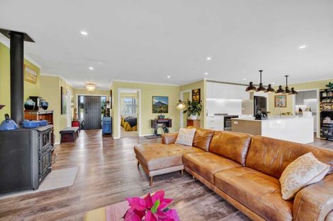 Photo of property in 2 Te Ara Karoiroa Road, Hurford, New Plymouth, 4374