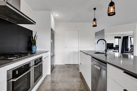 Photo of property in 15 Frederick Place, Whalers Gate, New Plymouth, 4310