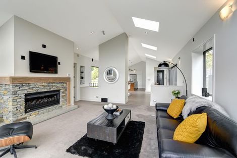 Photo of property in 62 Cedar Drive, Kelvin Heights, Queenstown, 9300