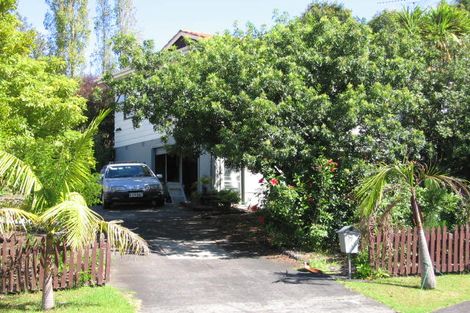 Photo of property in 7 Neilon Place, Northcross, Auckland, 0632