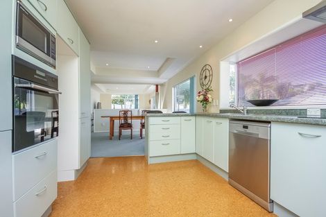 Photo of property in 5 Oystergrove Road, West Harbour, Auckland, 0618