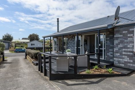 Photo of property in 32 Rutherford Drive, Waikanae Beach, Waikanae, 5036
