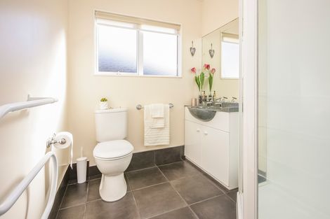 Photo of property in 5 Oystergrove Road, West Harbour, Auckland, 0618