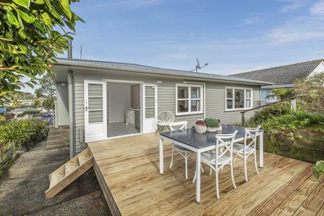 Photo of property in 16 Stewart Drive, Newlands, Wellington, 6037