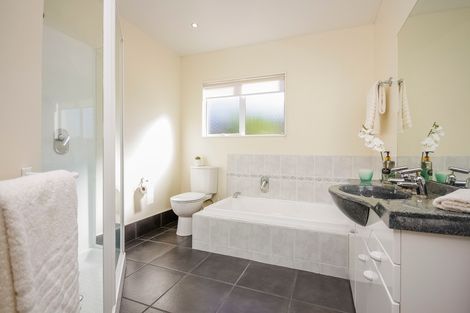 Photo of property in 5 Oystergrove Road, West Harbour, Auckland, 0618